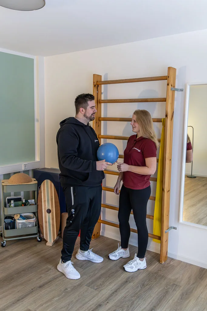 Physiotherapeutin des Therapiezentrums Barop bei einer Behandlung