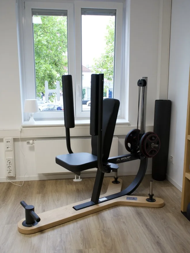 Trainingsgerät am Fenster mit Blick ins Grüne