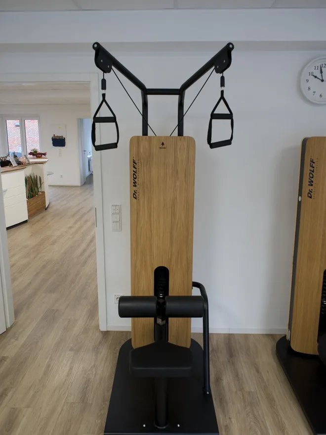 Zugturm von Dr. Wolff mit zwei Seilzuggriffen auf der Trainingsfläche