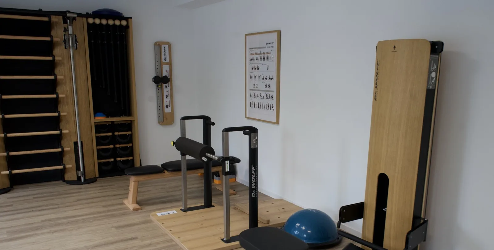 Trainingsfläche des Therapiezentrums Barop mit Sprossenwand, Trainingsbank und Beinpresse