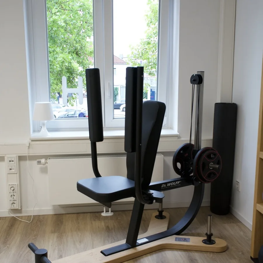 Trainingsgerät vor einem großen Fenster mit Blick ins Grüne
